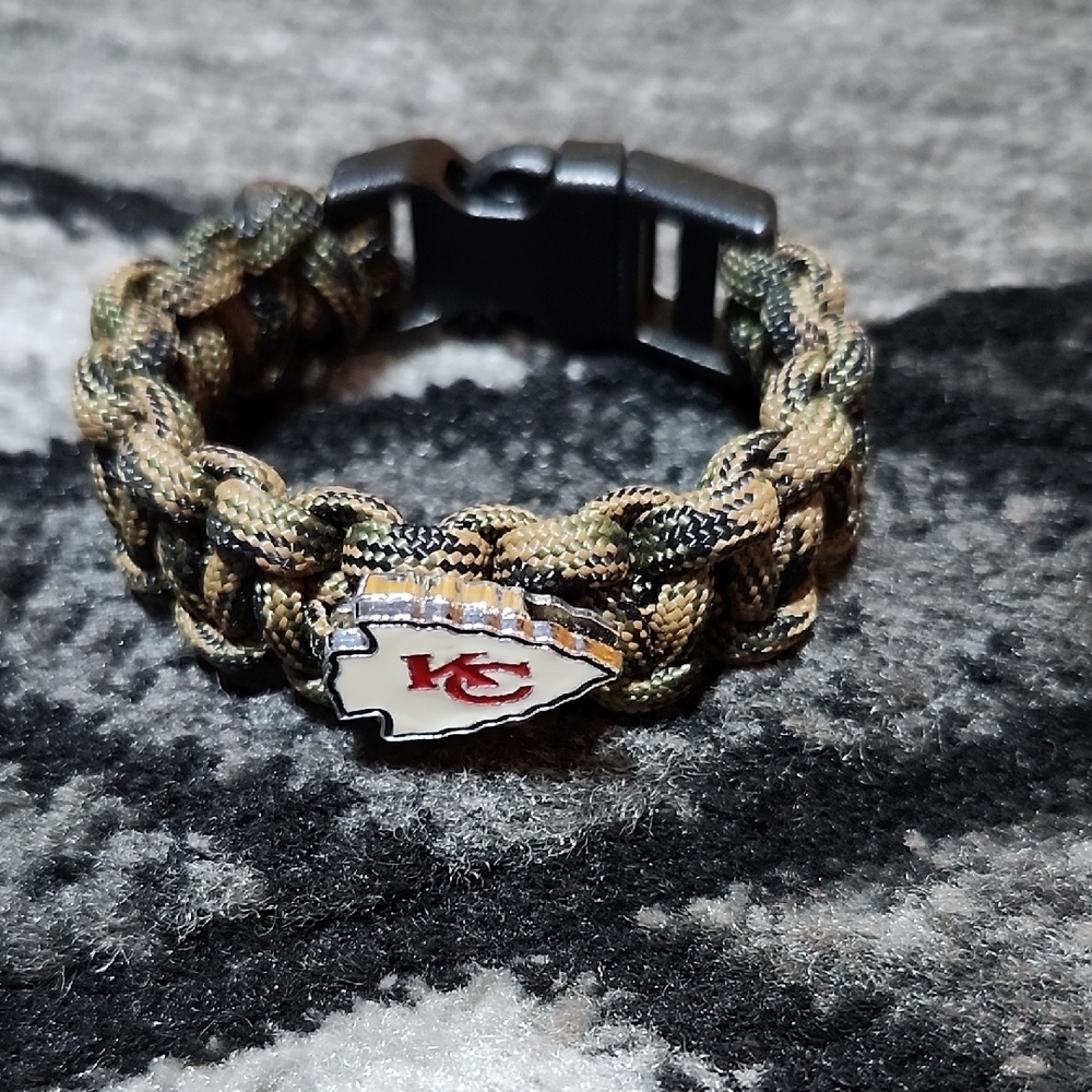 KIDS KANSAS CITY CHIEFS ARROWHEAD CAMO PARACORD SURVIVAL BRACELET UNISEX